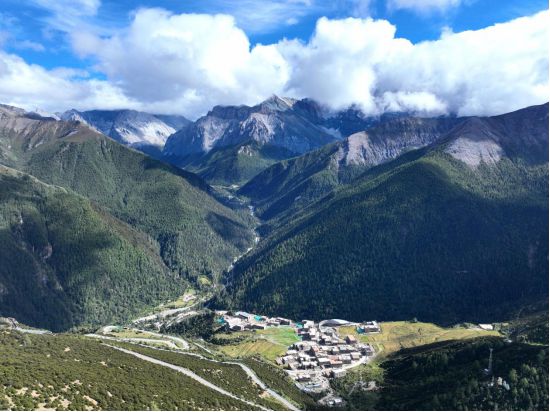 稻城县亚丁村：传统古村落向国际旅游新村的跨越之路(图2)
