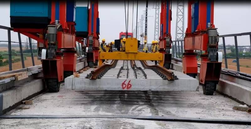 江苏滨海港铁路专用线轨道工程全线贯通(图2)