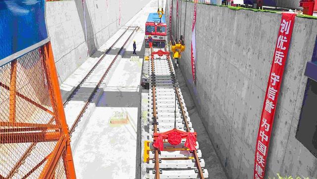 长春市城市轨道交通7号线工程今天开始轨道铺设(图2)