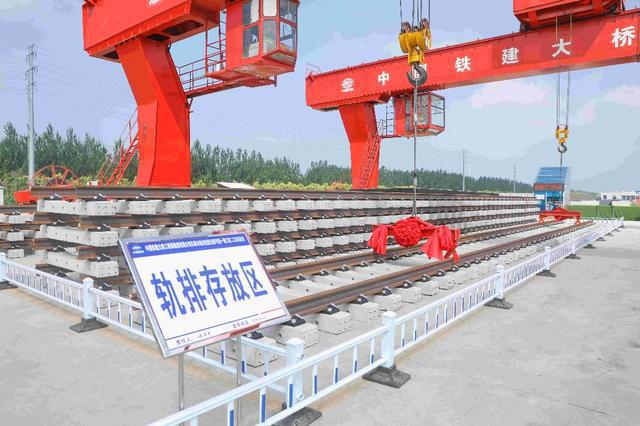 长春市城市轨道交通7号线工程今天开始轨道铺设(图3)