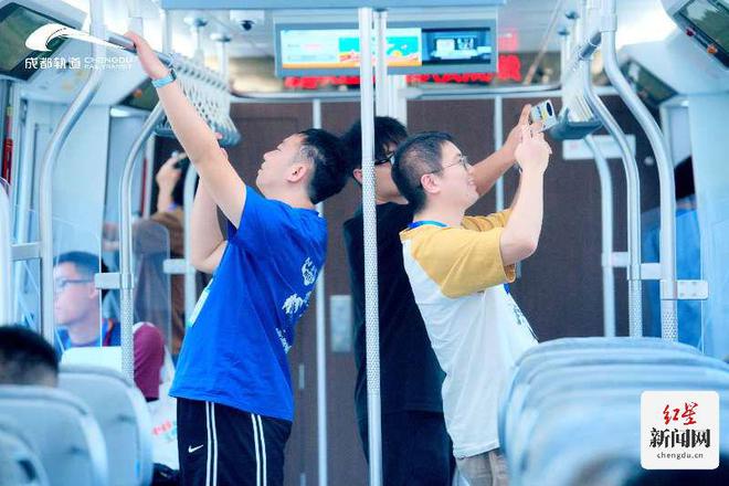 首批市民开启试乘体验轨道交通资阳线即将开通(图3)
