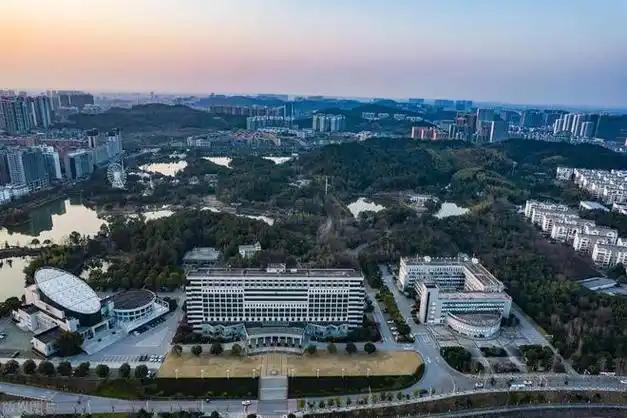 拥有83所大学、4大火车站、4大港口被称“中国最牛省会城市”(图2)