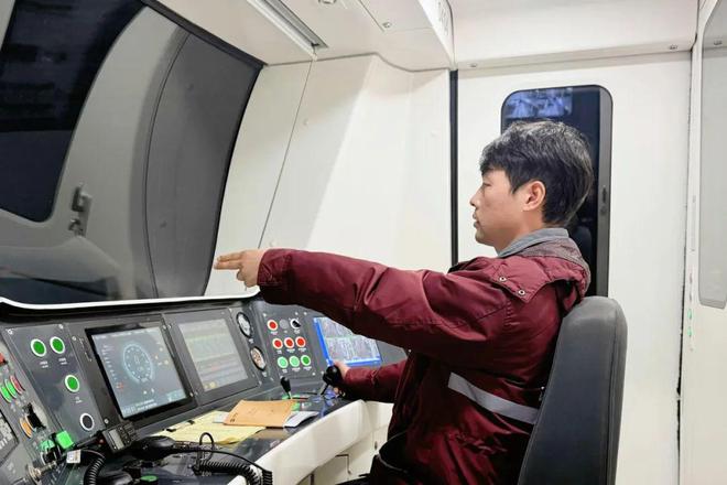 岗位“趣”体验丨快上车！老铁带你“沉浸式”体验地铁司机的日常→(图3)