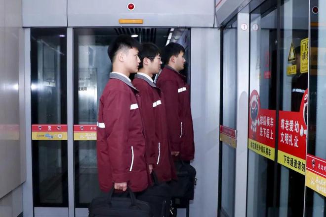 岗位“趣”体验丨快上车！老铁带你“沉浸式”体验地铁司机的日常→(图2)