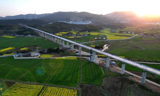 襄荆铁路站前4标无砟轨道工程顺利完工(图3)
