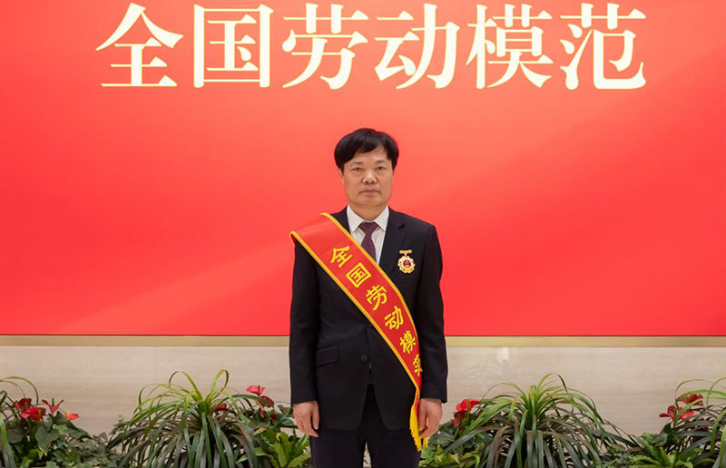 初心如炬勇争先——“全国劳模”李立新的34年奋斗征程(图1)
