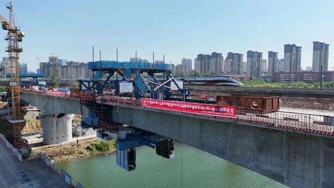 全线首个！平漯周高铁舞漯特大桥跨澧河连续梁顺利合龙(图1)