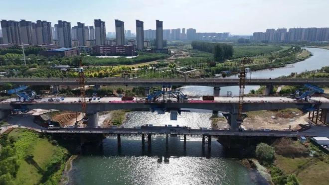 全线首个！平漯周高铁舞漯特大桥跨澧河连续梁顺利合龙(图2)